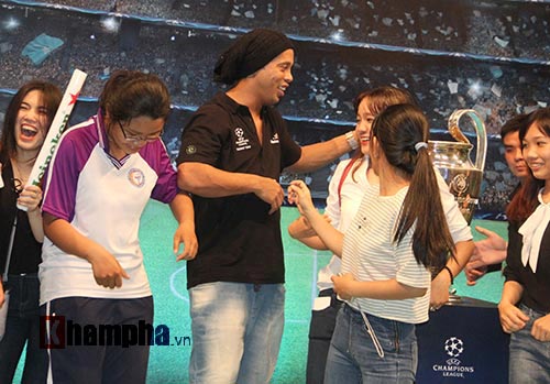 Dàn người đẹp ôm chầm siêu sao Ronaldinho ở Cần Thơ - 10