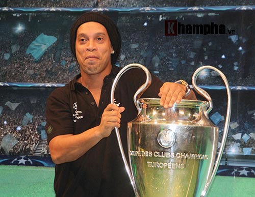 Dàn người đẹp ôm chầm siêu sao Ronaldinho ở Cần Thơ - 11