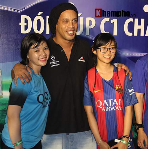 Dàn người đẹp ôm chầm siêu sao Ronaldinho ở Cần Thơ - 13