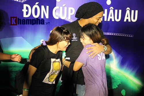 Dàn người đẹp ôm chầm siêu sao Ronaldinho ở Cần Thơ - 6