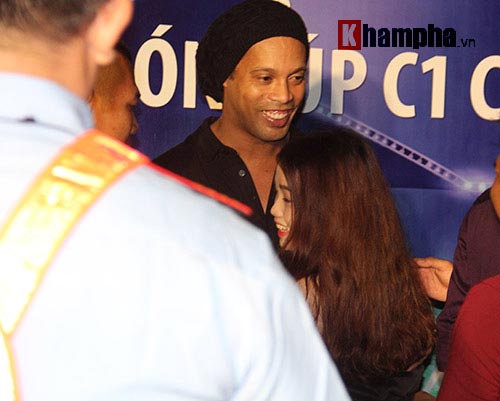 Dàn người đẹp ôm chầm siêu sao Ronaldinho ở Cần Thơ - 8