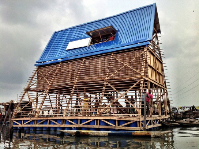 Trường học nổi Makoko tại Lagos, Nigeria. Đây là một ngôi nhà độc đáo nằm trên khu đầm phá ở ven biển châu Phi. Ngôi trường với đầy đủ khu vui chơi, lớp học có khả năng đảm bảo an toàn cho khoảng 100 học sinh, ngay cả trong điều kiện thời tiết khắc nghiệt