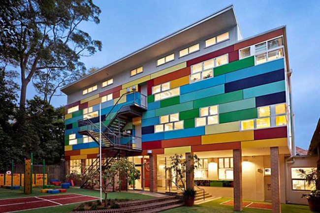 Trường học tiếp cận từng học sinh ở Australia. Ngoài việc có kiến trúc độc đáo, tràn ngập màu sắc và ánh sáng, phương pháp giáo dục ở đây cũng hoàn toàn khác biệt so với truyền thống. Kế hoạch học tập được xây dựng cho từng học sinh, do giáo viên và phụ huynh cùng sắp xếp. 