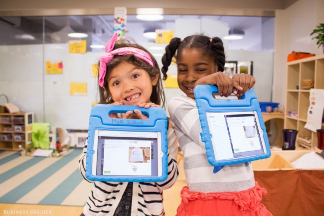 Trường thung lũng Silicon, San Francisco, California áp dụng các phương pháp giáo dục hiện đại, hướng đến rèn luyện cho trẻ cách suy nghĩ linh hoạt và rèn luyện kỹ năng công nghệ. Mỗi học sinh sẽ có 1 chiếc Ipad dùng để điểm danh, chơi trò chơi và hoàn thành các bài tập trên đó.
