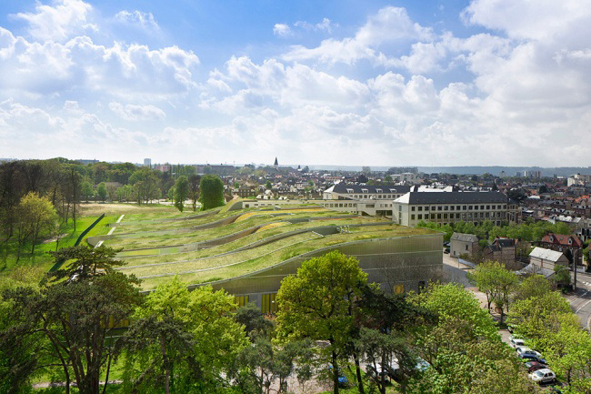 Ngôi trường xanh nhất thế giới tại Pháp. Dường như mỗi m2 ở đây đều được dùng để trồng cỏ. Trên nóc các tòa nhà hay ở sân sau đều phủ kín cỏ. Trong thời tiết ấm áp, các tiết học được diễn ra ngay trên các thảm cỏ xanh ngoài trời.