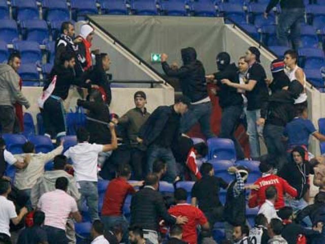 Europa League: CĐV hỗn chiến, choảng cả fan nhí