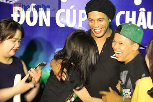 Vợ Công Vinh đẹp hết mức, Ronaldinho vẫn hờ hững - 8