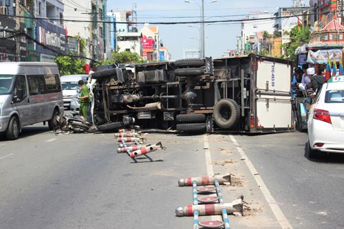 Tránh xe máy chạy cắt mặt, xe tải gây họa cho cặp vợ chồng - 2