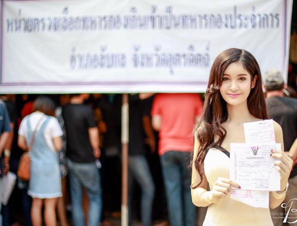 Anh lính nào chịu được khi chân dài này đòi ở chung phòng? - 2