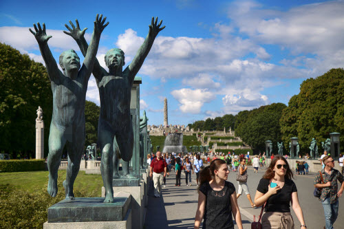Ngượng &#34;chín mặt&#34; ở công viên tượng khỏa thân lớn nhất thế giới - 1