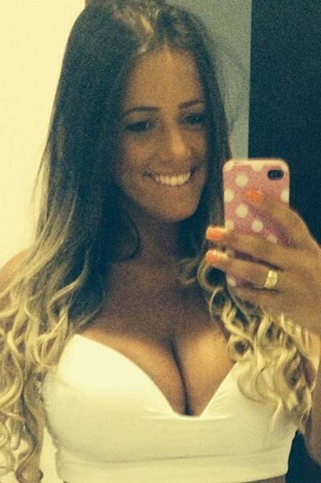 Cô gái đánh bật dàn "chân dài" vây quanh Ronaldinho là ai? - 3