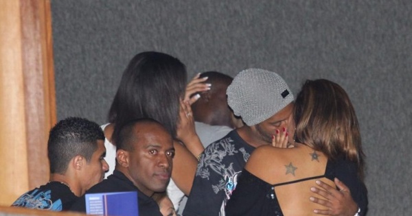 Cô gái đánh bật dàn "chân dài" vây quanh Ronaldinho là ai? - 11