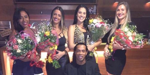 Cô gái đánh bật dàn &#34;chân dài&#34; vây quanh Ronaldinho là ai? - 1
