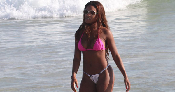 Cô gái đánh bật dàn "chân dài" vây quanh Ronaldinho là ai? - 3