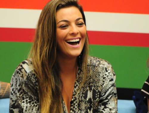 Cô gái đánh bật dàn "chân dài" vây quanh Ronaldinho là ai? - 2