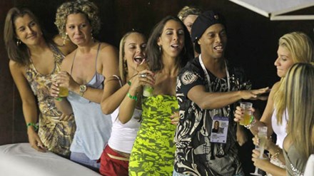 Cô gái đánh bật dàn "chân dài" vây quanh Ronaldinho là ai? - 6
