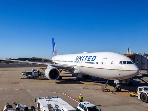 United Airlines đổi chính sách sau vụ kéo lê hành khách - 1