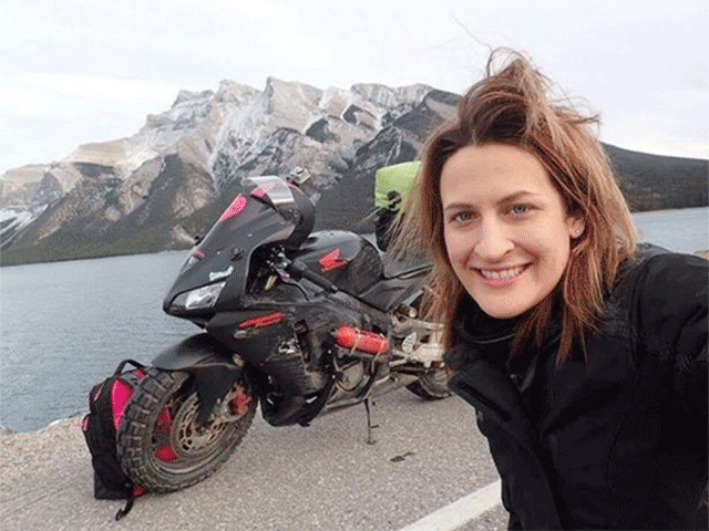 Chia tay bạn trai, cô gái một mình lái moto phượt khắp thế giới
