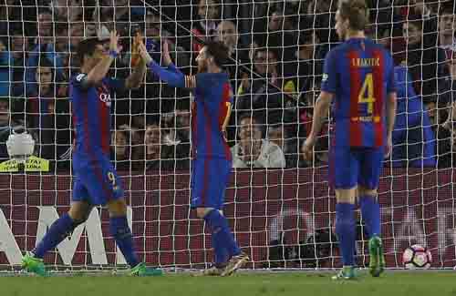Barcelona - Sociedad: Hiệp 1 điên rồ & tiệc bàn thắng - 1