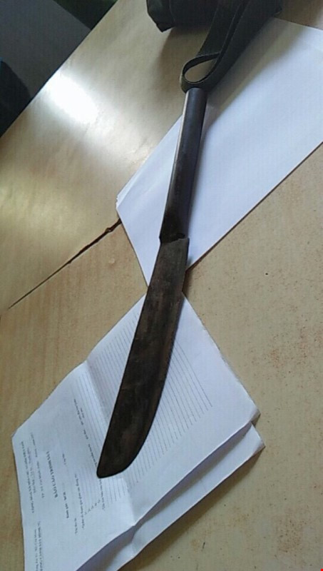 Bị dí tới cùng, cướp vung dao chém đặc nhiệm tới tấp - 2