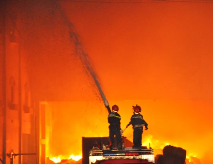 Bà hỏa lại ghé thăm công ty may ở Cần Thơ, khói bụi mịt mù - 4