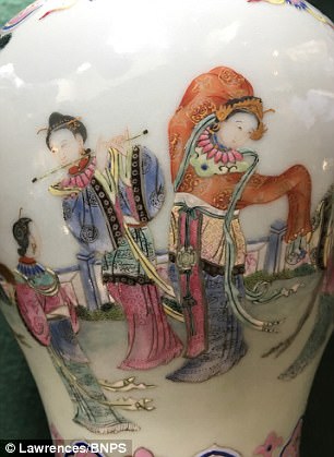 Anh: Bình gốm sứt 30 năm không dùng, đem đi bán thu 5 tỉ - 2