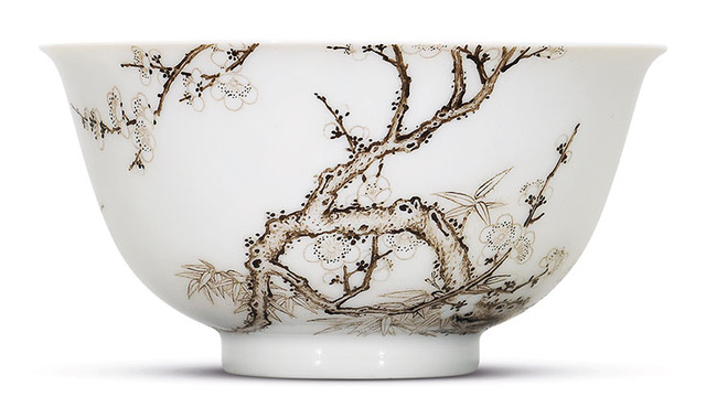 Anh: Bình gốm sứt 30 năm không dùng, đem đi bán thu 5 tỉ - 3