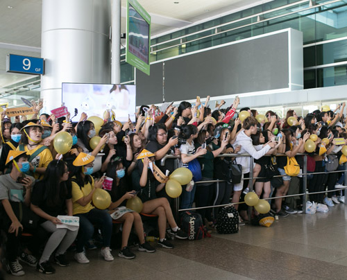 Sân bay Việt náo loạn vì nhóm trai đẹp Hàn Quốc - 1