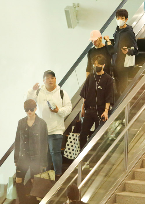 Sân bay Việt náo loạn vì nhóm trai đẹp Hàn Quốc - 2