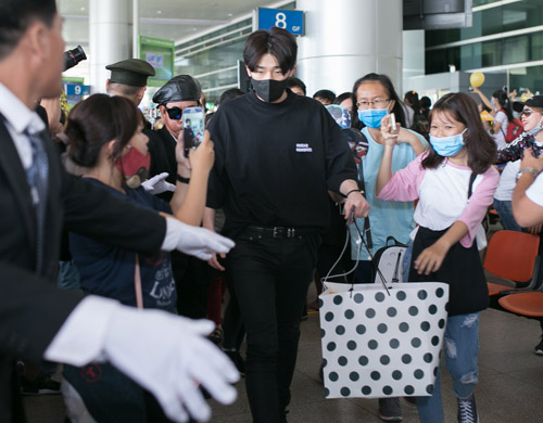 Sân bay Việt náo loạn vì nhóm trai đẹp Hàn Quốc - 3