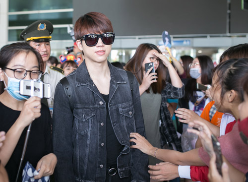 Sân bay Việt náo loạn vì nhóm trai đẹp Hàn Quốc - 4