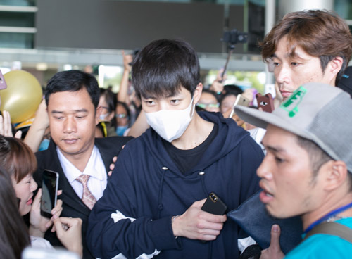 Sân bay Việt náo loạn vì nhóm trai đẹp Hàn Quốc - 5