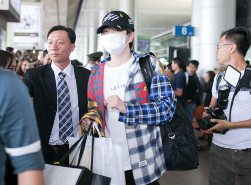 Sân bay Việt náo loạn vì nhóm trai đẹp Hàn Quốc - 6