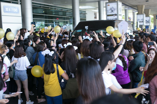 Sân bay Việt náo loạn vì nhóm trai đẹp Hàn Quốc - 7
