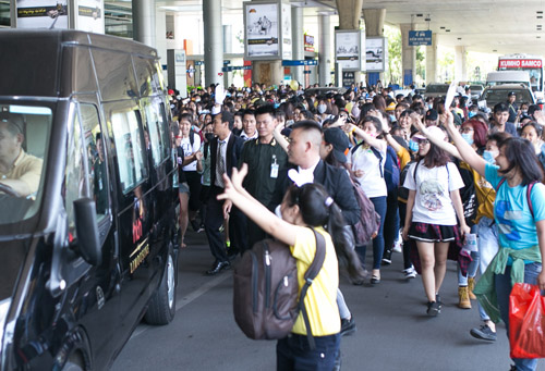 Sân bay Việt náo loạn vì nhóm trai đẹp Hàn Quốc - 8