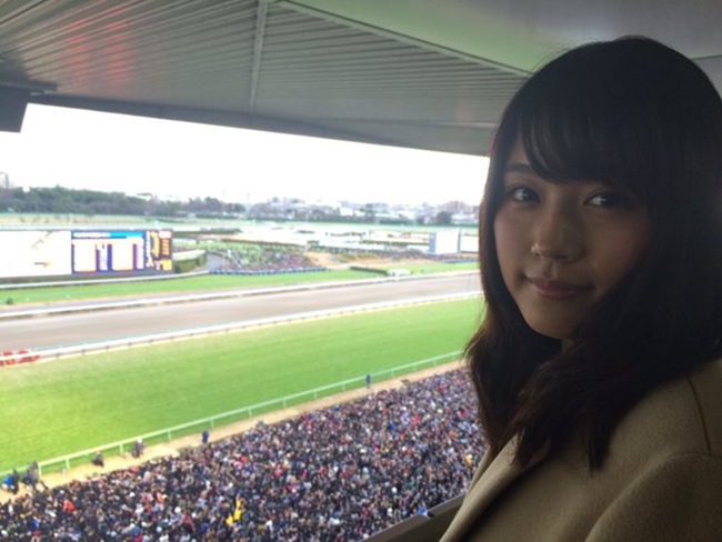 "Cô bé trà sữa" phiên bản Nhật không ngại làm xấu để mặt mộc đi xem bóng đá. Là một 9X song Arimura không có thói quen "sống ảo" trên mạng. Cô tự tin đăng những tấm ảnh đời thường nhất của mình trên trang cá nhân.