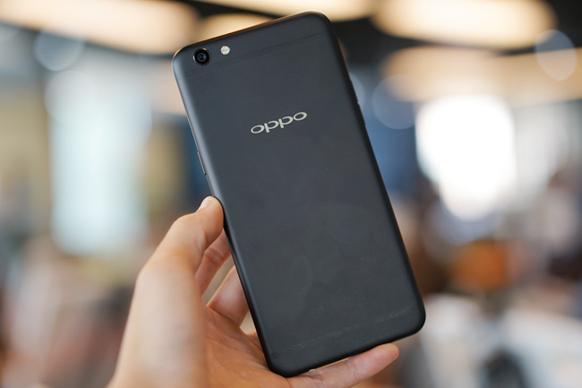 Hãng Oppo vừa chính thức tung ra thị trường phiên bản màu đen của chiếc F3 Plus, mang đến thêm lựa chọn cho người dùng cùng với màu vàng.