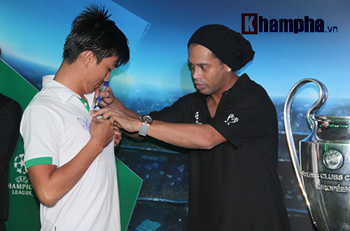 Ronaldinho không rời mắt trước Thủy Tiên – vợ Công Vinh - 11