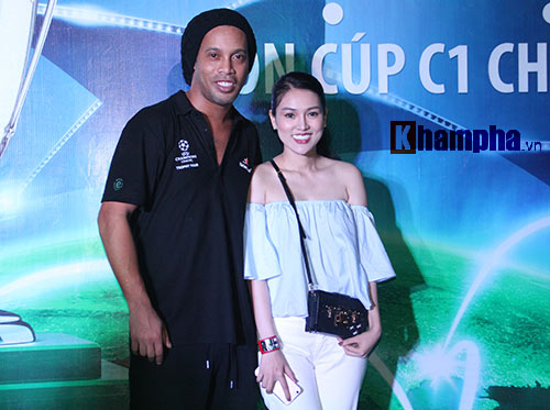 Ronaldinho không rời mắt trước Thủy Tiên – vợ Công Vinh - 5