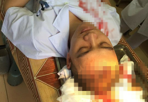 Hà Nội: Bác sĩ bị hành hung, máu đổ trên bệnh án - 1