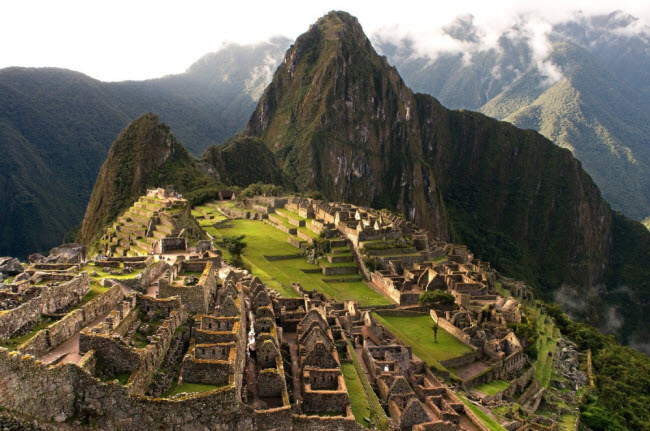 Bách bộ trên con đường cổ xưa của người Inca Trail tại thành phố linh thiên Machu Picchu ở Peru.