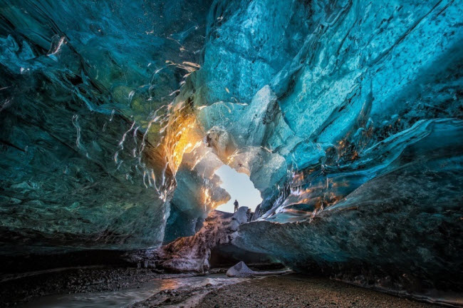 Thưởng thức âm thanh như tiếng đàn phát ra từ động băng trong vườn quốc gia Vatnajökull, Iceland.