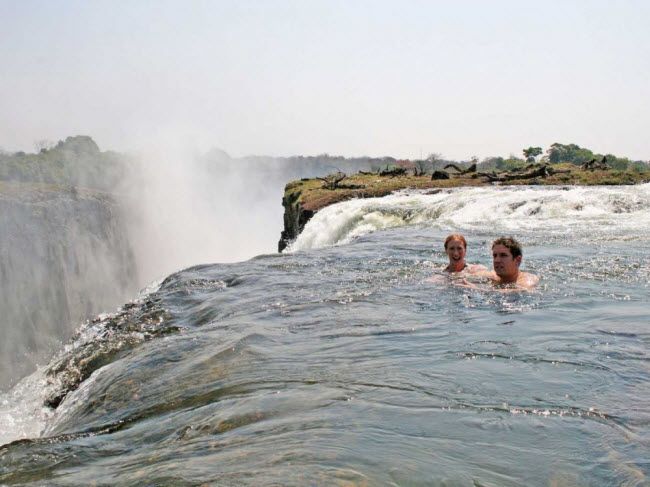 Đắm mình dưới bể bơi “tử thần” nằm ngay trên mép thác Victoria ở biên giới Zambia và Zimbabwe.