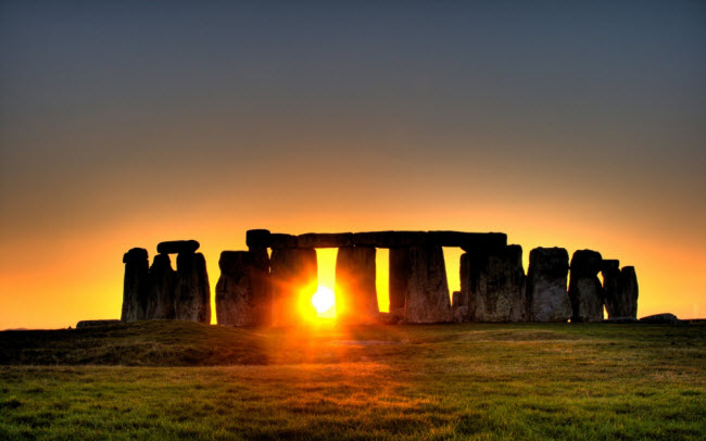 Khám phá bí ẩn xung quanh công trình đá khổng lồ Stonehenge ở Anh.