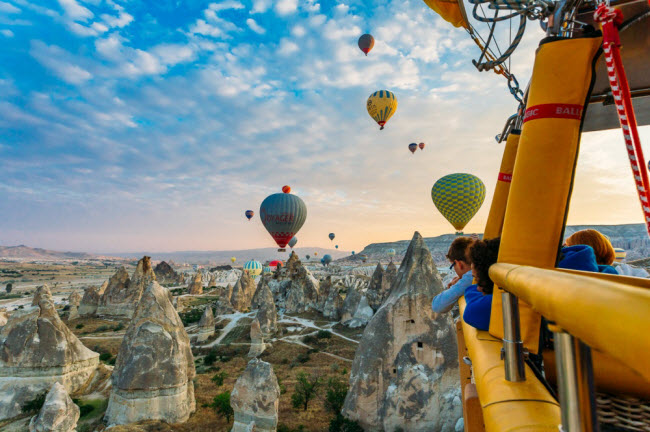 Du ngoạn bằng khinh khí cầu tại thành phố cổ Cappadocia, Thổ Nhĩ Kỳ.