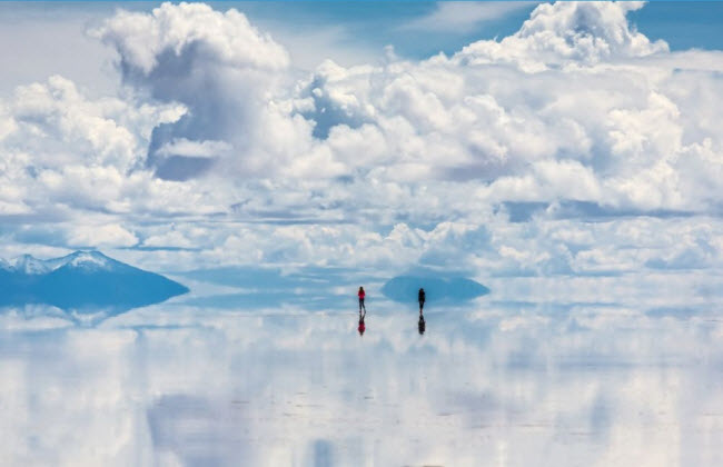 “Đi trên bầu trời” ở Salar de Uyuni, Bolivia.