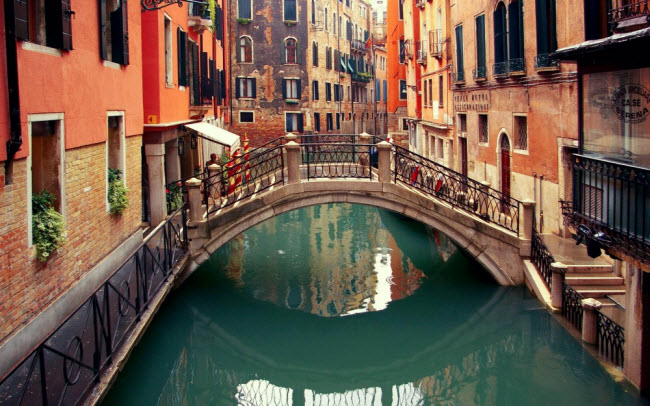 Chèo thuyền dọc các con kênh tại thành phố Venice, Italia.