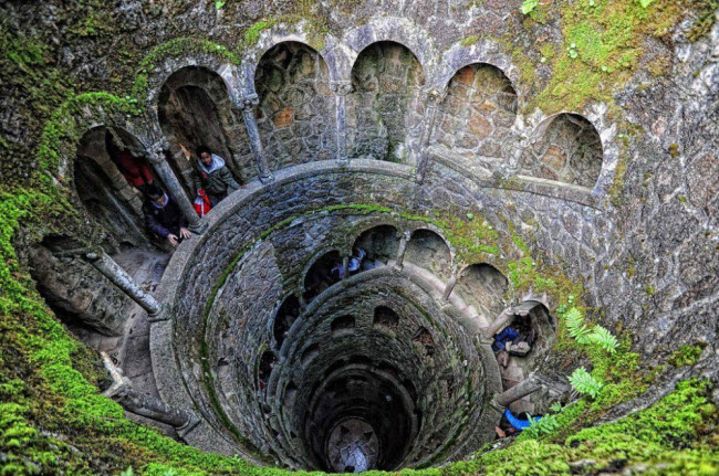 Tìm hiểu về giếng nước bí ẩn trong lâu đài Quinta da Regaleira ở Bồ Đào Nha.