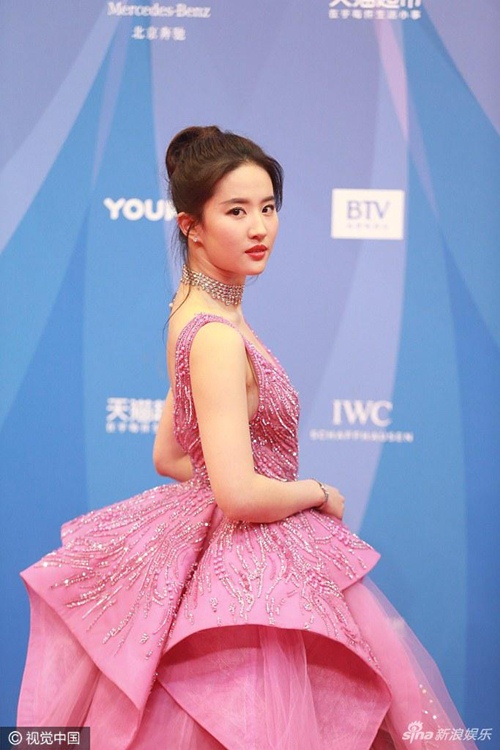 Lưu Diệc Phi "đè bẹp" dàn mỹ nhân trên thảm đỏ Bắc Kinh - 2