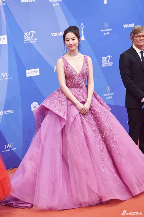Lưu Diệc Phi "đè bẹp" dàn mỹ nhân trên thảm đỏ Bắc Kinh - 4